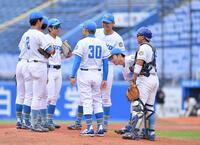 　５回、法大・中村騎士に先制の中前適時打を打たれた東大・渡辺向輝（右手前から２人目）。中央は東大・大久保裕監督（撮影・開出牧）