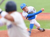 　法大打線相手に力投する東大・渡辺向輝（撮影・開出牧）
