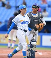 　法大相手に５回１失点の好投を見せた東大の先発・渡辺向輝（左）。捕手・明石健（撮影・開出牧）