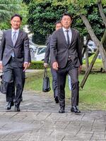 　青学大へ電撃訪問した相川監督（右）