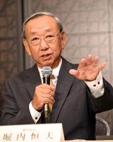 　選考理由を説明する堀内恒夫選考委員（撮影・佐藤厚）