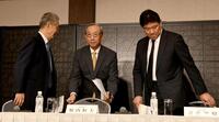 　記者会見を終え席を立つ（左から）山田久志選考委員、堀内恒夫選考委員、斎藤雅樹選考委員（撮影・佐藤厚）