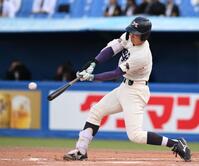 　１回、右前打を放つ明大・小島大河（撮影・開出牧）