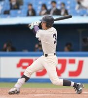 　４回、左前打を放つ明大・小島大河（撮影・開出牧）