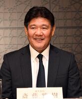 　選考基準変更について語る斎藤雅樹選考委員（撮影・佐藤厚）