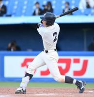 　９回、中前適時打を放つ小島大河（撮影・開出牧）
