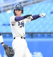 　９回、中前適時打を放ちポーズを決める小島大河（撮影・開出牧）