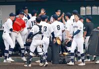 　大垣日大に勝利し、決勝進出を決めた中京大中京ナイン