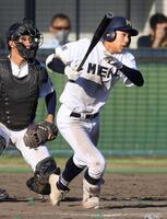 　９回、前野が右中間に適時三塁打を放つ