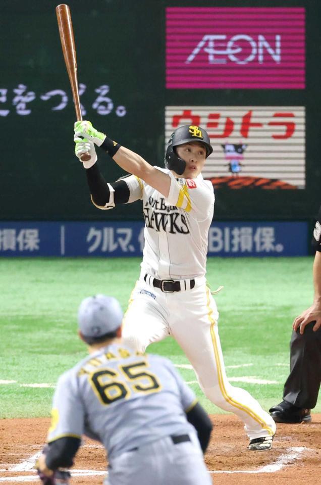 　７回、５安打目となる二塁打を放つ周東