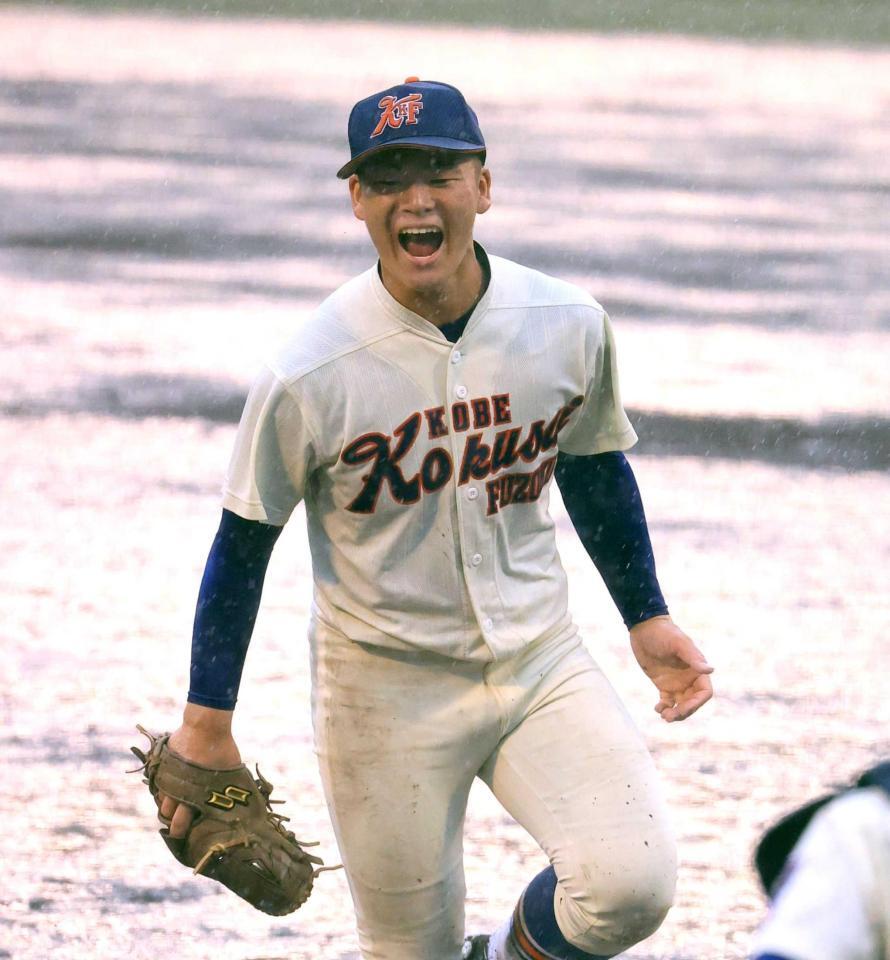 　ノーノーで勝利し、雄たけびを上げる神戸国際大付・宮田（撮影・吉田敦史）