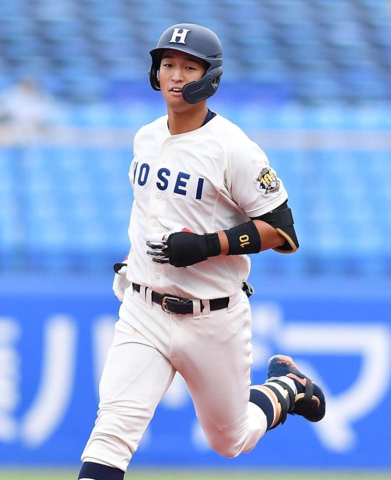 ６回法大２死一塁、左越え２ランを放ちベースを回る松下歩叶＝神宮球場（撮影・開出牧）