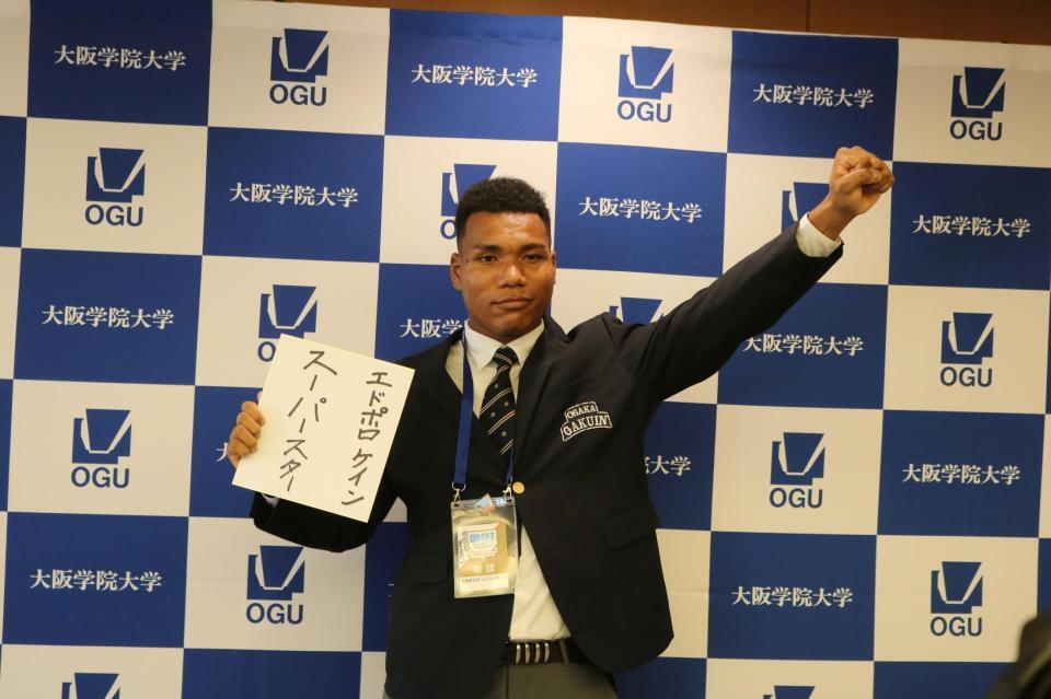 　日本ハムから指名あいさつを受け、記念撮影でポーズを取る大院大のエドポロ・ケイン外野手