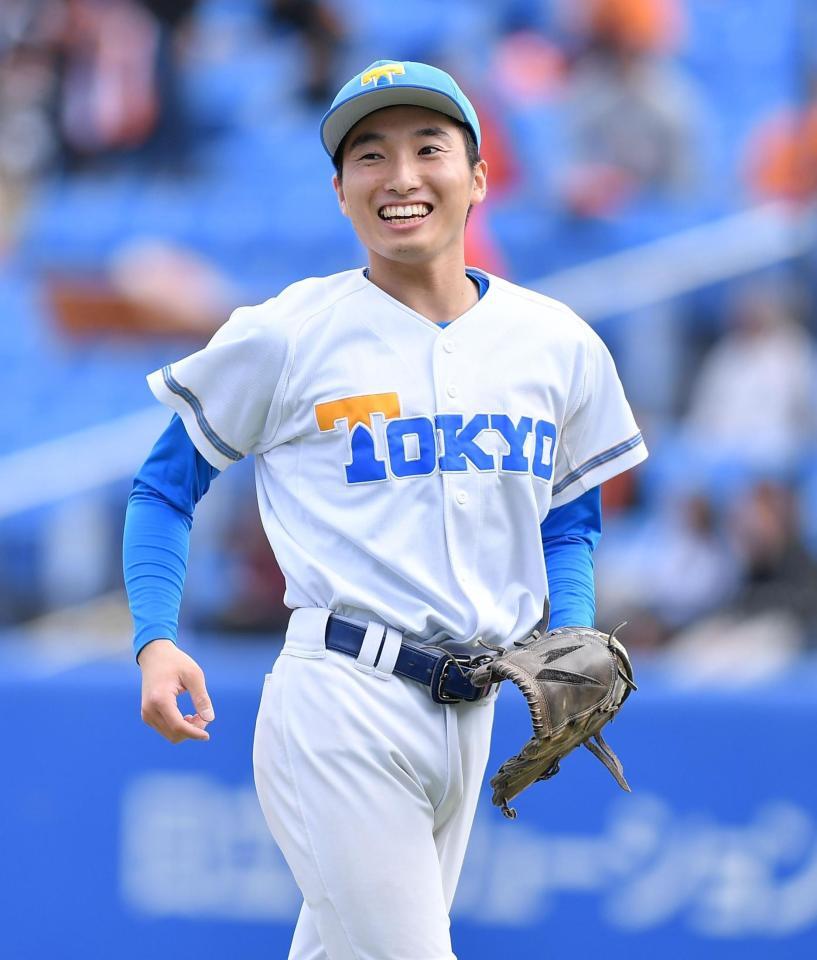 　３回、法大・野崎慎裕を見逃し三振に仕留め笑顔がはじける東大・渡辺向輝（撮影・開出牧）