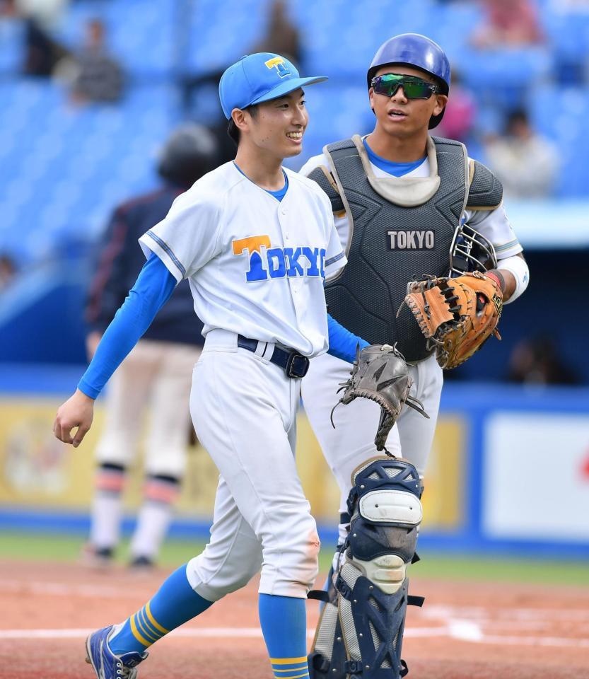 　法大相手に５回１失点の好投を見せた東大の先発・渡辺向輝（左）。捕手・明石健（撮影・開出牧）