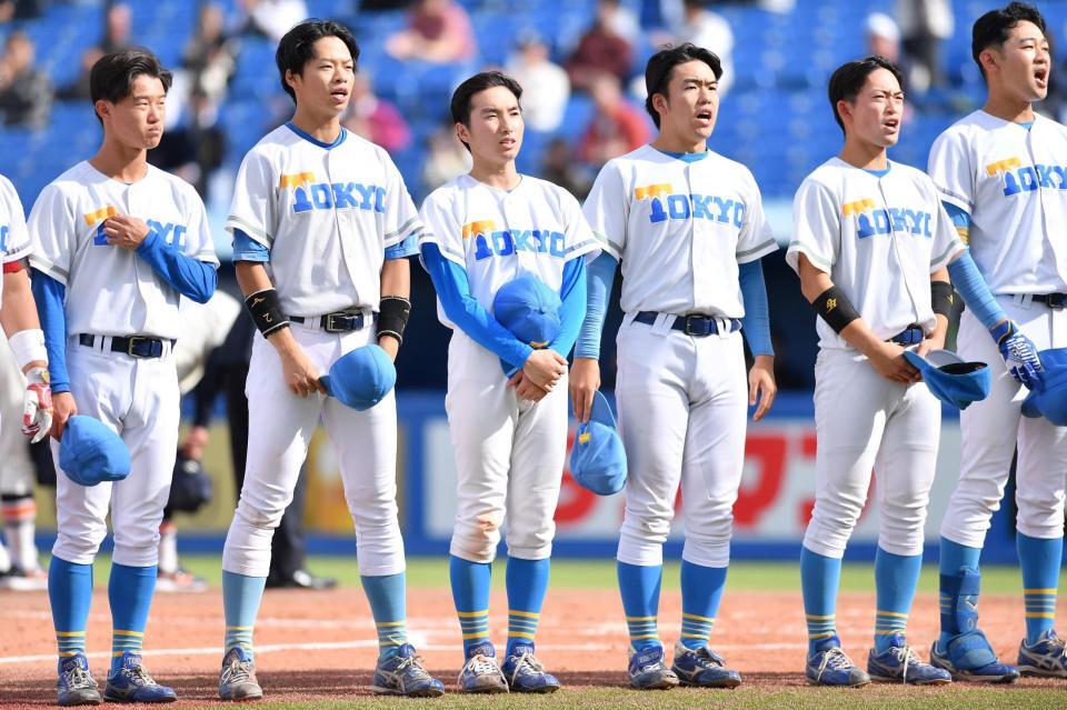 　５回１失点と力投し、スタンドにあいさつする東大・渡辺向輝（左から３人目）＝撮影・開出牧