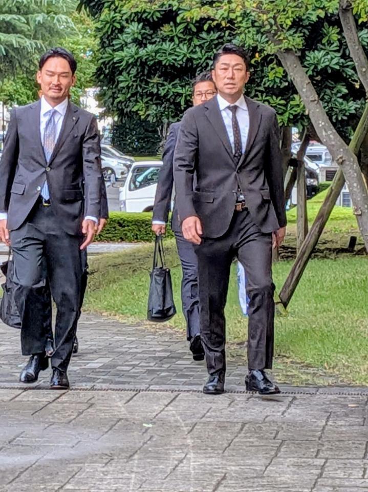 　青学大へ電撃訪問した相川監督（右）