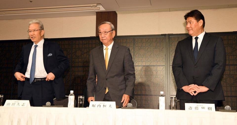 　沢村賞の選考結果発表の記者会見を行った（左から）山田久志選考委員、堀内恒夫選考委員、斎藤雅樹選考委員（撮影・佐藤厚）