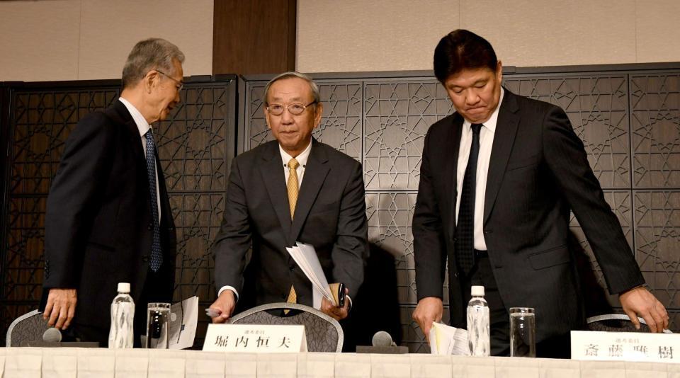 　記者会見を終え席を立つ（左から）山田久志選考委員、堀内恒夫選考委員、斎藤雅樹選考委員（撮影・佐藤厚）