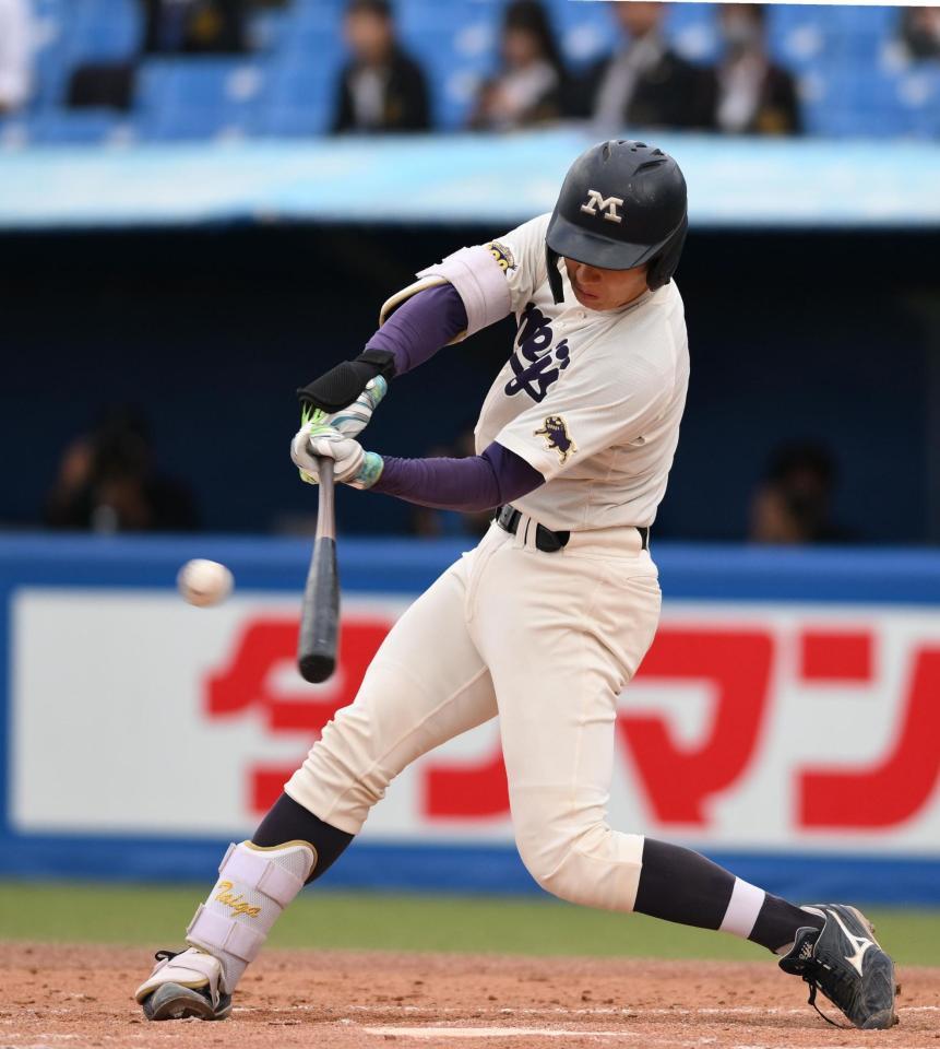 　４回、左前打を放つ明大・小島大河（撮影・開出牧）