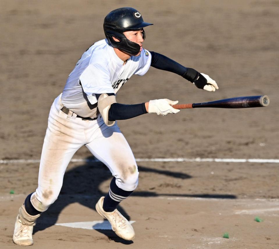 　タイブレークの１０回、右越えにサヨナラ打を放つ半田