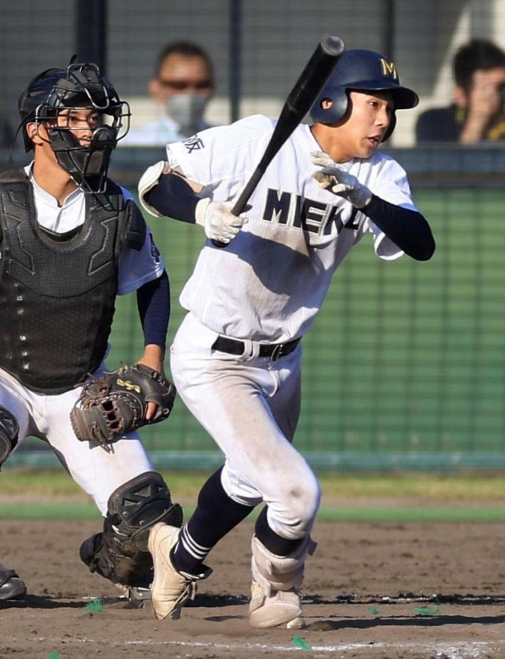 　９回、前野が右中間に適時三塁打を放つ