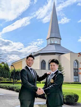 　チャペルをバックに握手する相川監督（左）と青学大・小田