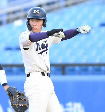 　９回、適時打を放ちポーズを決める明大・小島（撮影・開出牧）