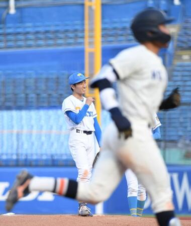 　５回、東大・渡辺向輝（中央）は法大・井上和（右）に本塁打を打たれ、苦笑いを浮かべる（撮影・佐藤厚）