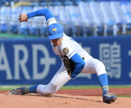 　４回、３番手で登板した東大・渡辺向輝（撮影・佐藤厚）