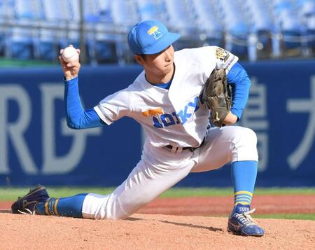 　４回、３番手で登板した東大・渡辺向輝（撮影・佐藤厚）