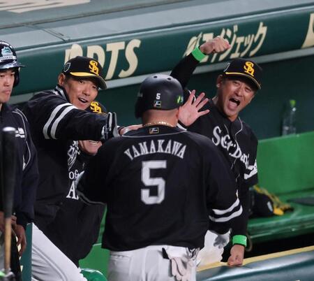 　４回、小久保監督（左）は同点ソロを放った山川を迎える（撮影・山口登）