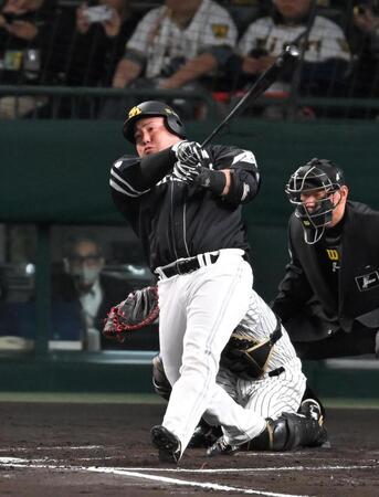 　４回、同点ソロを放つ山川（撮影・飯室逸平）