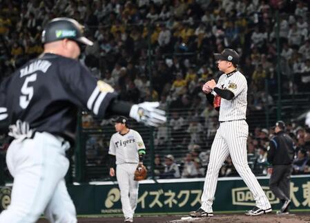 　４回、山川にソロを許す才木（撮影・田中太一）