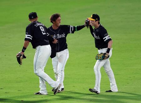 　６回、今宮（中央）は坂本の飛球を好捕し笑顔を見せる（撮影・山口登）