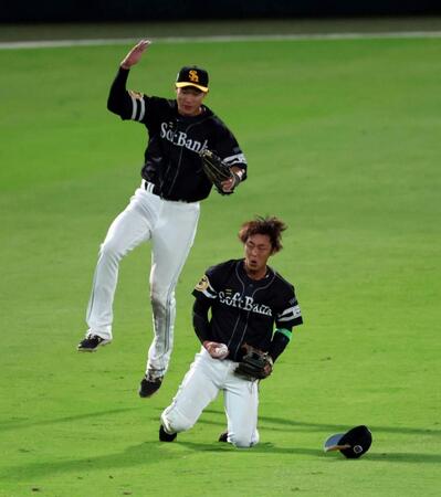 　６回、今宮は坂本の飛球を好捕する（左は柳田）＝撮影・山口登