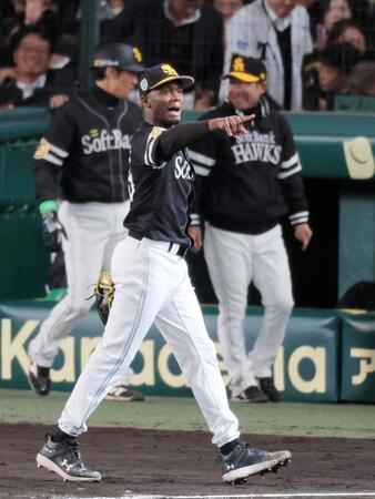 　６回、坂本を遊飛に打ち取り喜ぶモイネロ