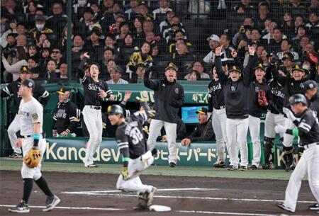 　６回、柳町（手前中央）の適時三塁打に歓喜するソフトバンクナイン