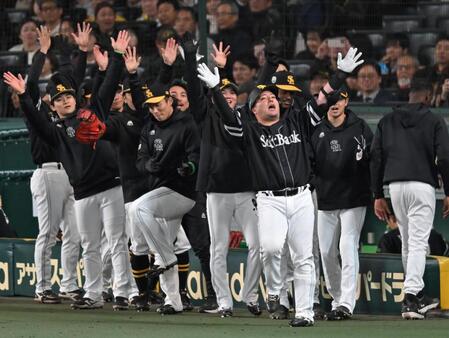 　４回、同点ソロを放ちどすこいポーズを決める山川（撮影・飯室逸平）