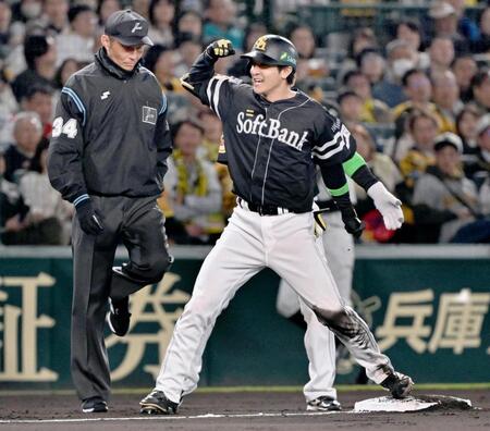 　６回、勝ち越し三塁打を放った柳町