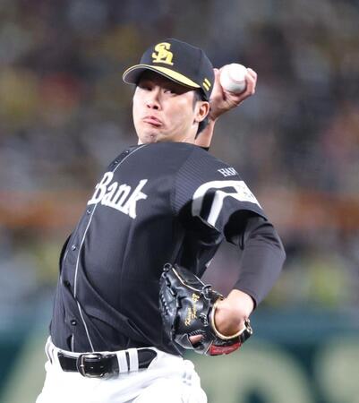 　７回に登板し力投する藤井（撮影・西岡正）