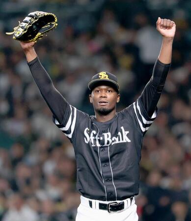 　６回、遊撃手・今宮の好守にガッツポーズするモイネロ