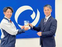 　指名あいさつを受けた王子・九谷（左）と益田スカウト（右）