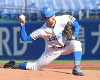 　４回、３番手で登板した東大・渡辺向輝（撮影・佐藤厚）
