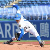 　４回、３番手で登板した東大・渡辺向輝（撮影・佐藤厚）