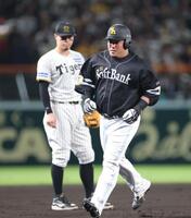 　４回、同点ソロを放ち、佐藤輝（左）の横を本塁へ向かう山川（撮影・西岡正）
