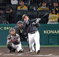 　４回、同点ソロを放つ山川（撮影・立川洋一郎）