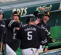 　４回、小久保監督（左）は同点ソロを放った山川を迎える（撮影・山口登）