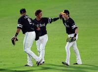 　６回、今宮（中央）は坂本の飛球を好捕し笑顔を見せる（撮影・山口登）