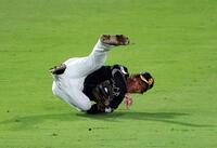 　６回、今宮は坂本の飛球を好捕する（撮影・山口登）